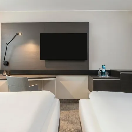 Novotel Airport 4*